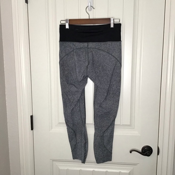 LULULEMON Run the Day 7/8 Tight (25”) in Fractal Dark Starlight Black. - Picture 8 of 9